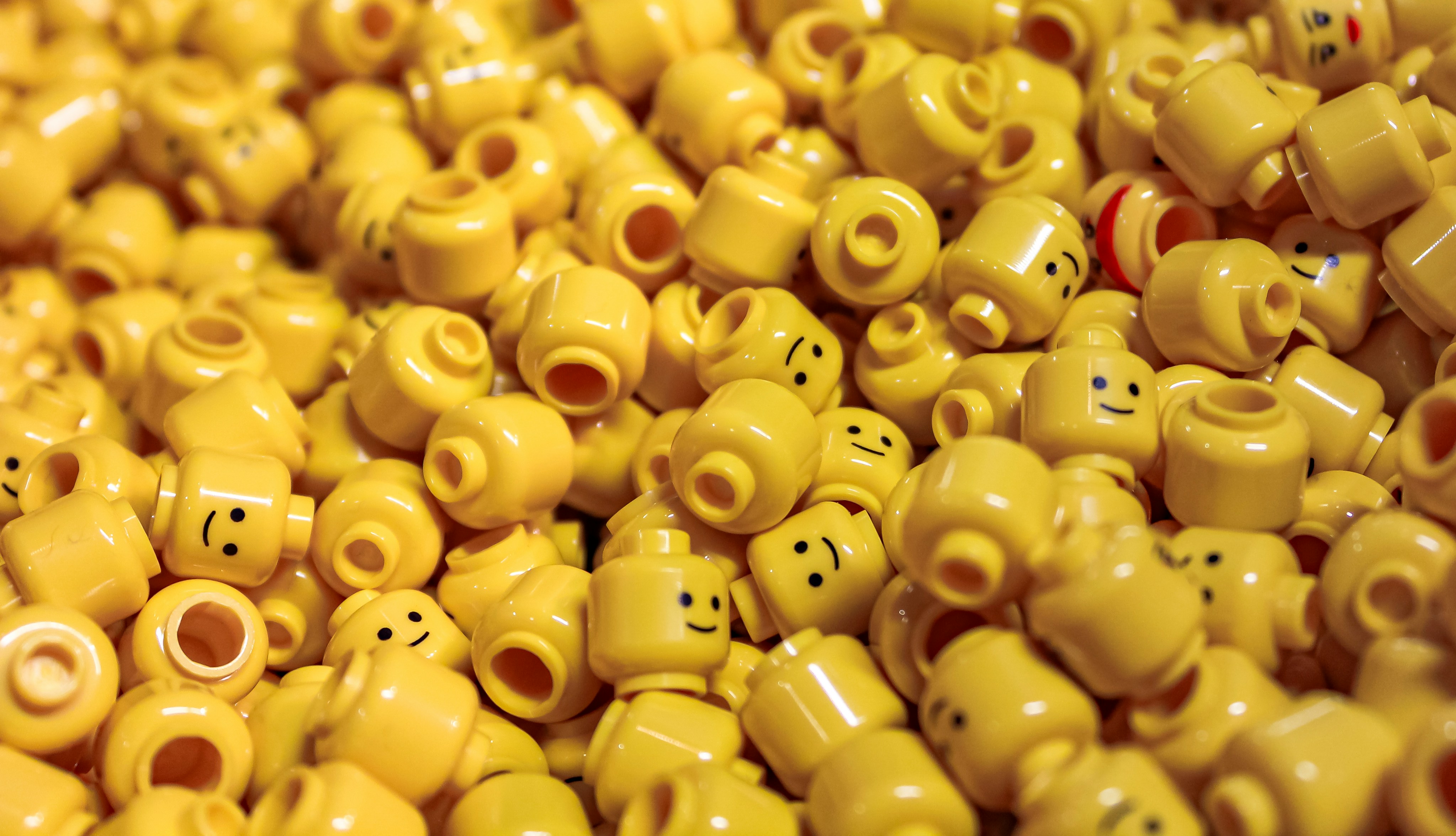Collection of yellow LEGO minifigure heads with various expressions